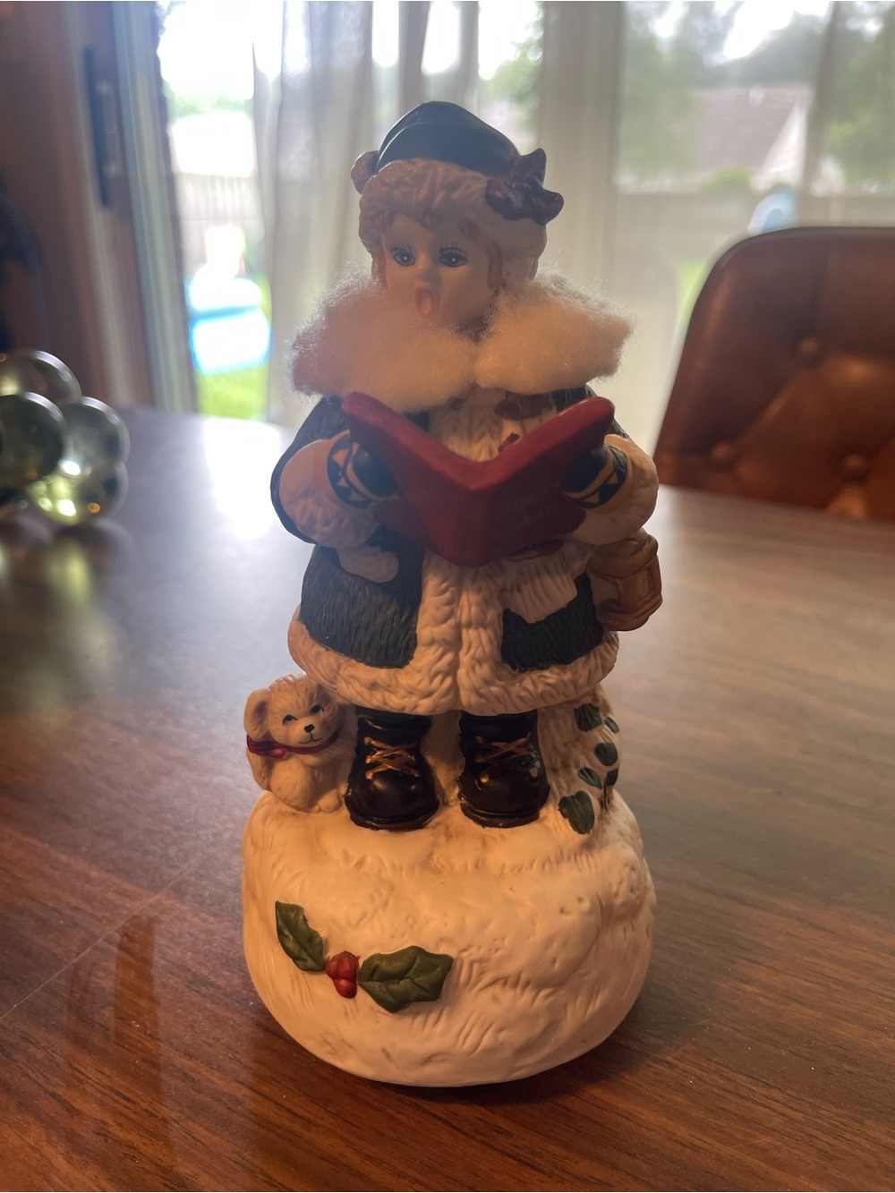 Animated Holiday Caroler music box  -  Christmas Decoration
